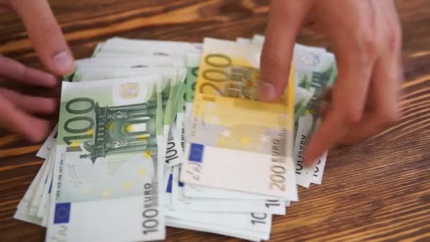 Hombre Recogiendo Contando Billetes Banco Euros Mesa Las Manos Cerca — Vídeos de Stock