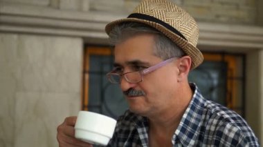Restoranda kahve içme şapka ile mutlu adam
