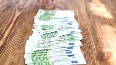 Toplama ve sayma para euro bancnotes masada adamım, eller yakın çekim.