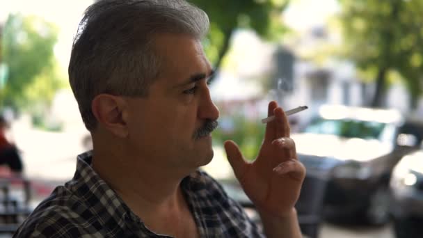 Retrato Del Hombre Fumando Cigarrillo Mientras Está Sentado Banco Cafetería — Vídeos de Stock