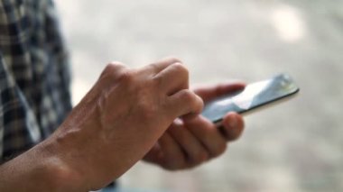 Closeup kullanılan beyaz bir akıllı telefon. Kış arka plan.