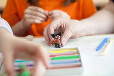 clasroom hamuru modelleme öğrenciler