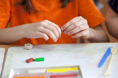 clasroom hamuru modelleme öğrenciler