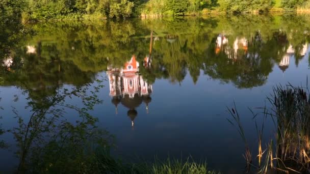 O lago e uma vista do Mosteiro. Moldávia . — Vídeo de Stock