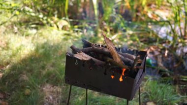 Barbekü - metal Barbekü ızgara yanan ahşap için hazırlanıyor