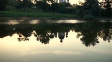 Göl ve manastır bir görünümünü. Moldova.