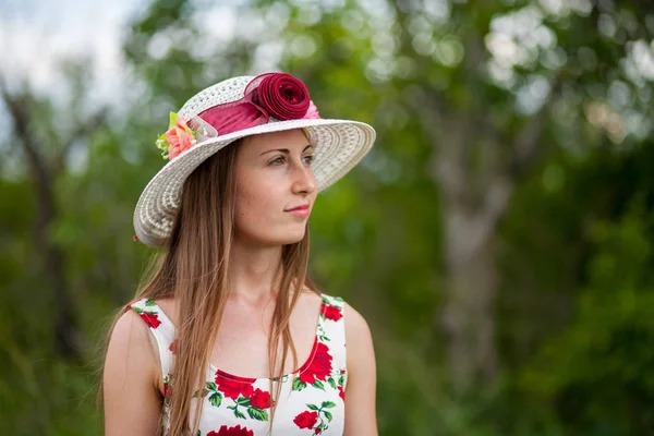 Porträtt Vacker Elegant Kvinna Ljus Vit Klänning Och Hatt Står — Stockfoto