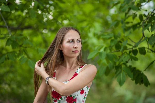 Hermosa Joven Vestido Verano Parque —  Fotos de Stock