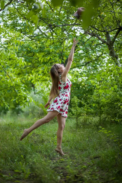 Hübsche Junge Frau Springt Auf Grünen Park Hinter Seinem Hut — Stockfoto