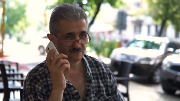 Hombre Hablando Teléfono Celular Aire Libre — Vídeo de stock