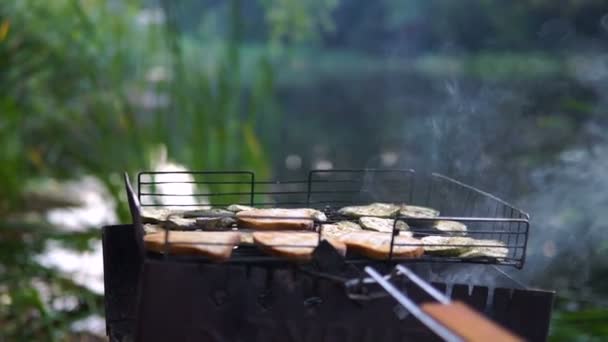 男を焼くパンや野菜のバーベキュー屋外 — ストック動画