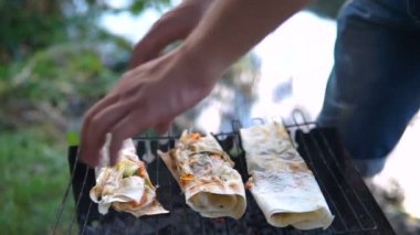 Adamın üzerinde Barbekü sebze kebabı