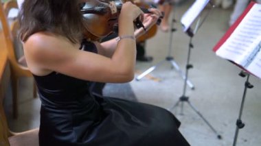 Keman çalan müzisyenin yakın çekimi, klasik müzik.