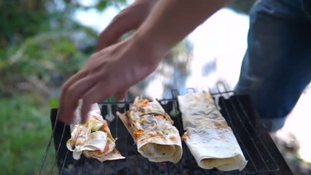 Hombre Gira Kebab Con Verduras Barbacoa — Vídeos de Stock