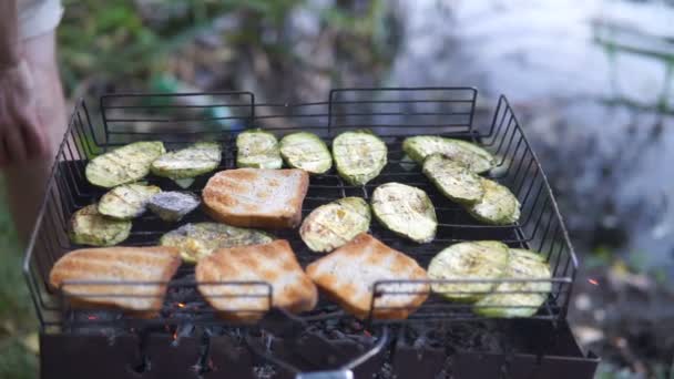 Homem Assa Pão Legumes Churrasco Livre — Vídeo de Stock