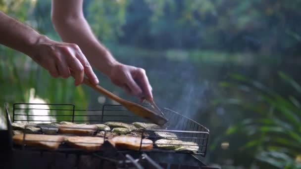 Homem Assa Pão Legumes Churrasco Livre — Vídeo de Stock