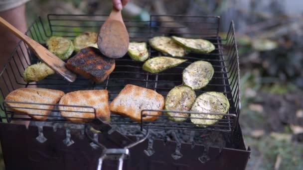 Man Bakar Bröd Och Grönsaker Grill Utomhus — Stockvideo