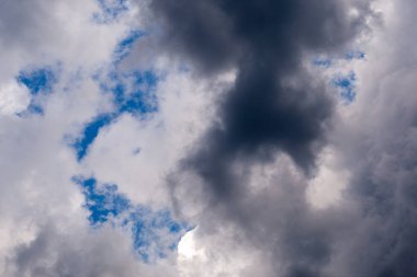 Fırtınalı bulutlu dramatik gökyüzü