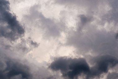 Fırtınalı bulutlu dramatik gökyüzü