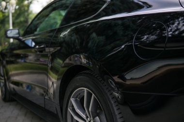 Spor parlak siyah araba park