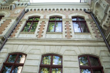 Tarihi bir binanın ön cephesi.