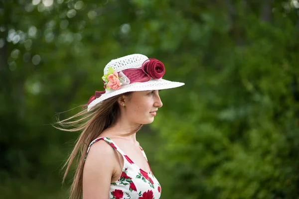 Porträtt Vacker Elegant Kvinna Ljus Vit Klänning Och Hatt Står — Stockfoto