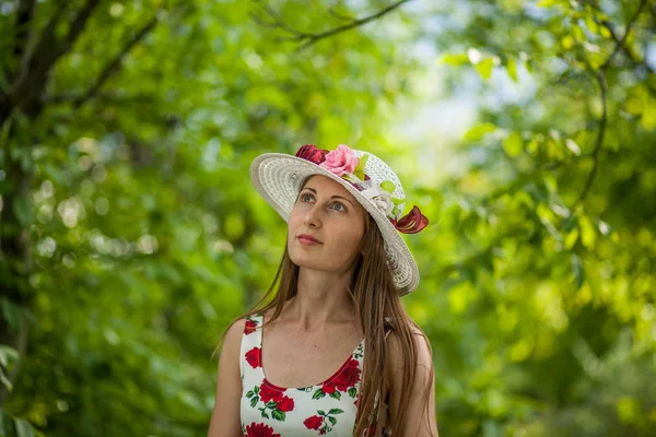 Porträtt Vacker Elegant Kvinna Ljus Vit Klänning Och Hatt Står — Stockfoto