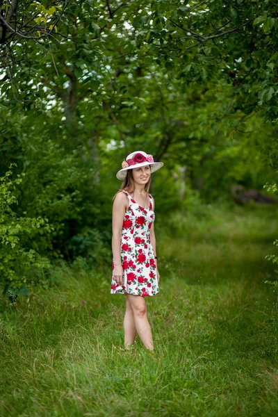 Retrato Uma Bela Mulher Elegante Vestido Branco Claro Chapéu Parque — Fotografia de Stock