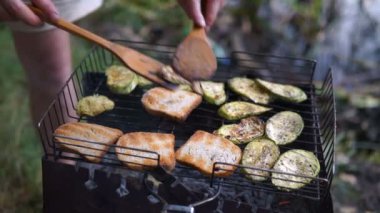 adam ekmek ve açık barbekü sebze pişiren