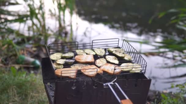Uomo Cuoce Pane Verdure Sul Barbecue All Aperto — Video Stock