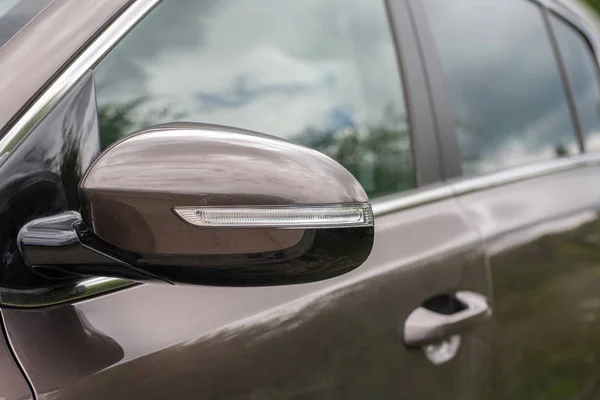 Бічне дзеркало сучасного автомобіля . — стокове фото