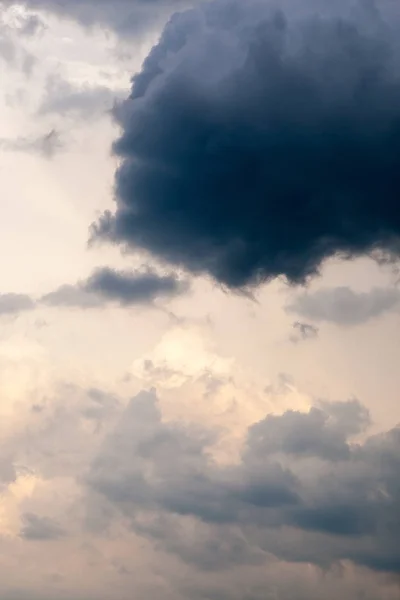 Dramatische hemel met wolken — Stockfoto