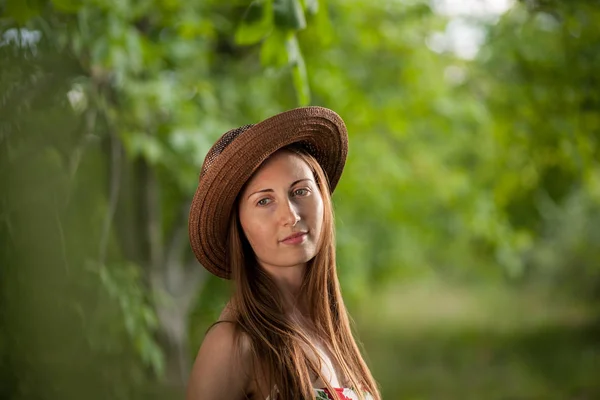 Retrato de una hermosa mujer elegante —  Fotos de Stock