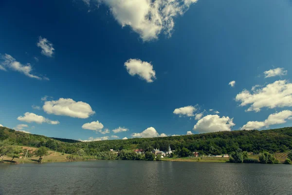 Krajina s jezerem — Stock fotografie