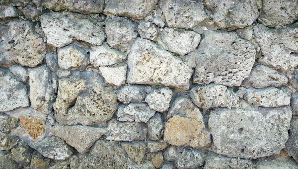 Eine stehende Steinmauer — Stockfoto