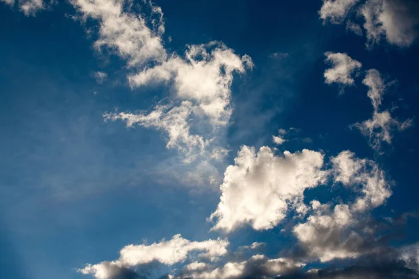 Cielo drammatico con nuvole — Foto Stock