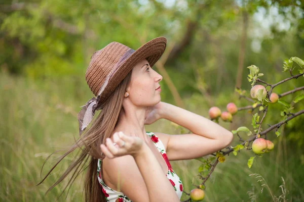 美丽的女孩站在苹果园里 — 图库照片