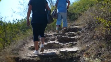 Kadın ve adam hareket üzerinde eski taş adımları, eski manastır taş