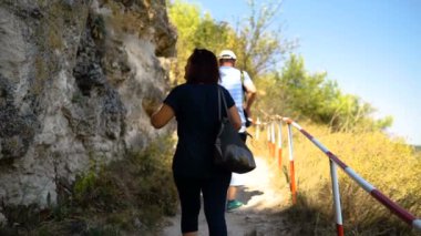 Kadın ve adam hareket üzerinde eski taş adımları, eski manastır taş