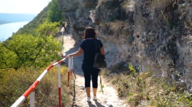 Kadın hareket üzerinde eski taş adımları, eski manastır taş