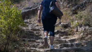 Kadın ve adam hareket üzerinde eski taş adımları, eski manastır taş