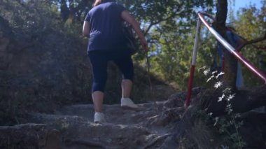 Kadın ve adam hareket üzerinde eski taş adımları, eski manastır taş