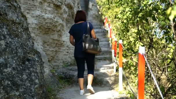 Mujer Moviéndose Sobre Vieja Piedra Pasos Del Antiguo Monasterio Piedra — Vídeos de Stock