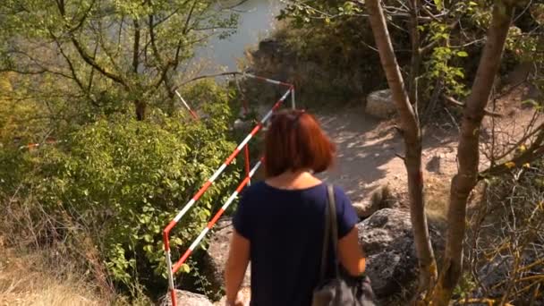 Femme Déplaçant Sur Vieilles Marches Pierre Monastère Antique Pierre — Video