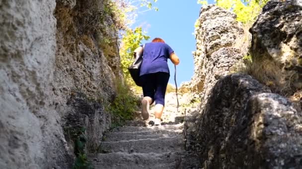 Donna Che Muove Vecchi Scalini Pietra Antico Monastero Pietra — Video Stock