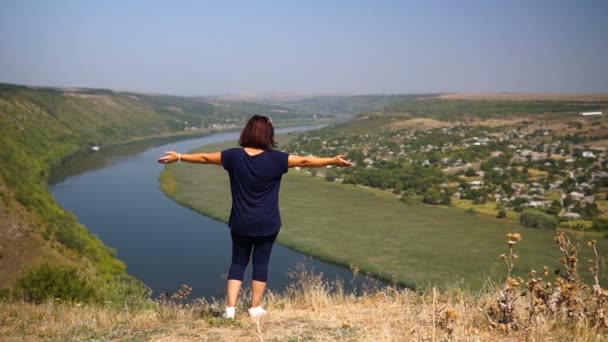 Silueta Mujer Joven Contra Hermoso Amanecer Orilla Del Río — Vídeos de Stock