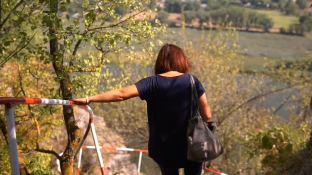 Γυναίκα Κινείται Στην Παλιά Πέτρα Βήματα Του Αρχαίου Μοναστηριού Στην — Αρχείο Βίντεο