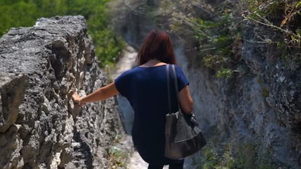 Mujer Moviéndose Sobre Vieja Piedra Pasos Del Antiguo Monasterio Piedra — Vídeo de stock