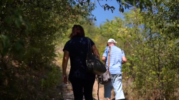 Kvinna Och Man Flyttar Gamla Sten Steg Antika Klostret Sten — Stockvideo