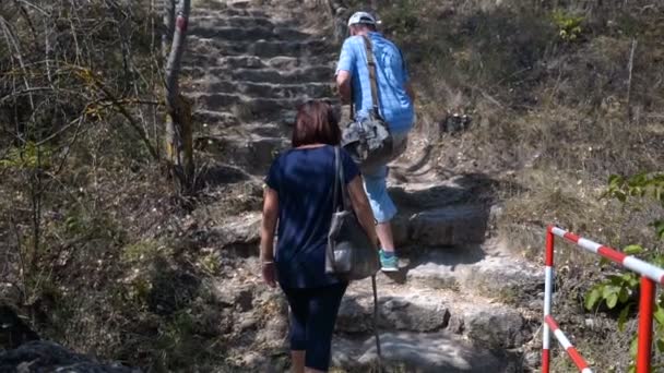 Γυναίκα Και Άντρας Κινείται Παλιά Πέτρα Βήματα Του Αρχαίου Μοναστηριού — Αρχείο Βίντεο